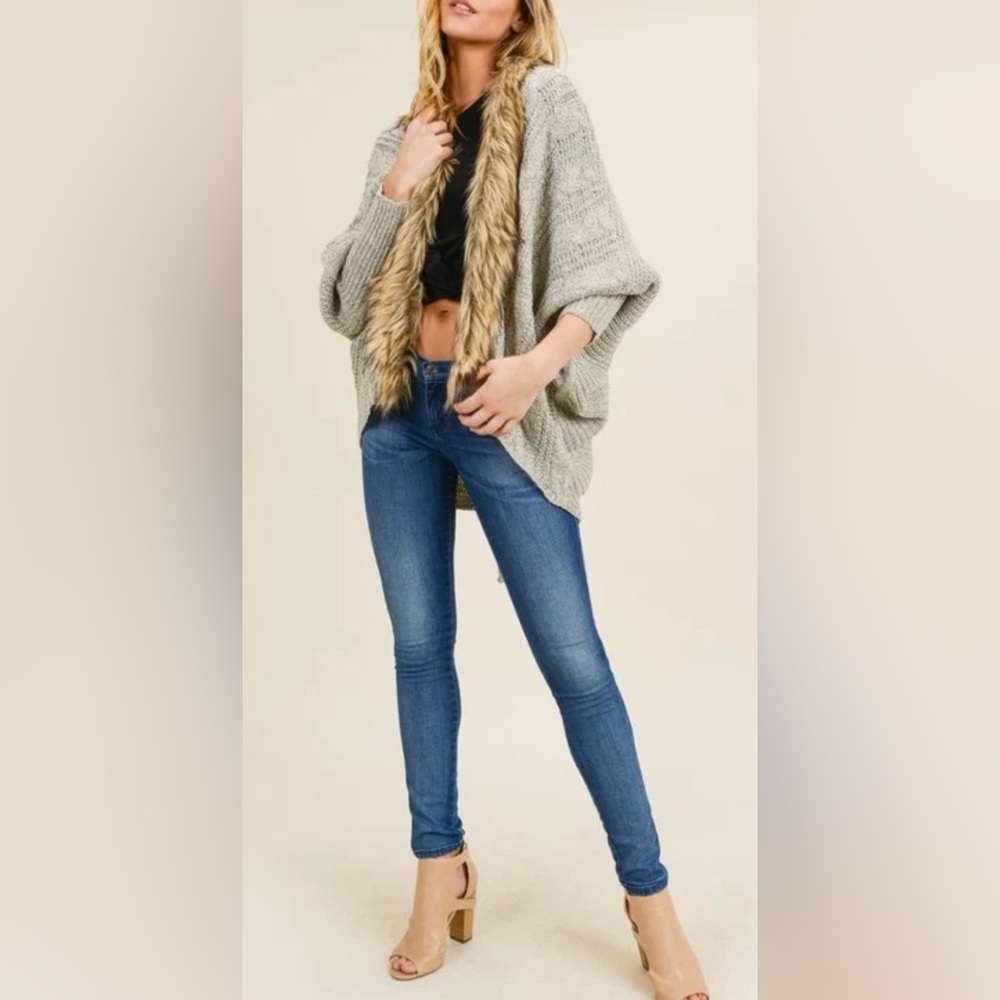 Do & Rae Cardigan with faux fur collar Size small-color taupe